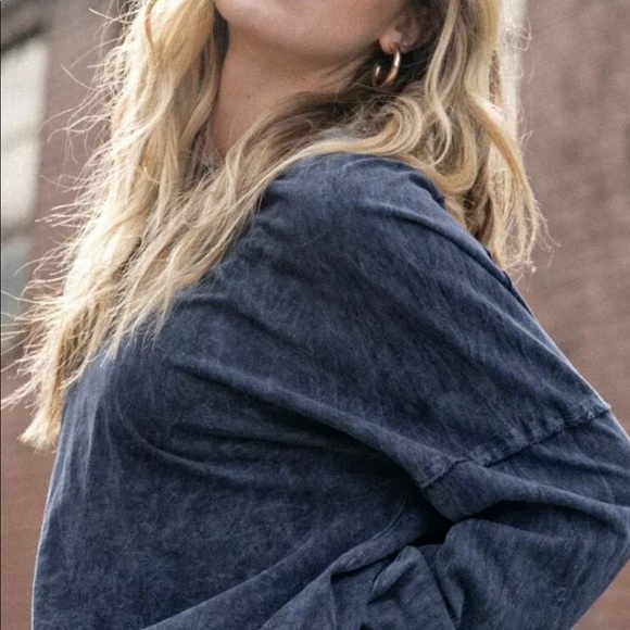 *FREE PEOPLE WOMENS LITE SWEATSHIRT/ PULLOVER TOP*VIBRANT BLUE COLOR* - Picture 2 of 4